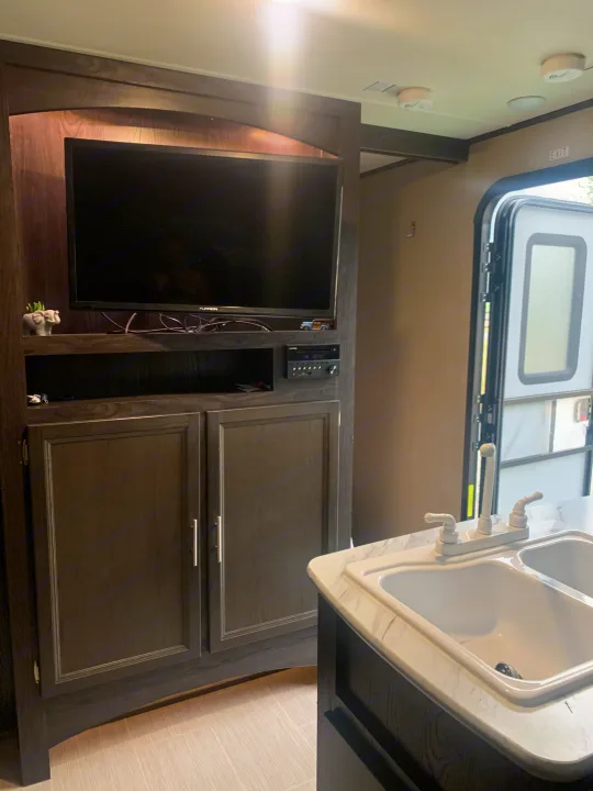 Entertainment center. Keystone Kodiak 2018