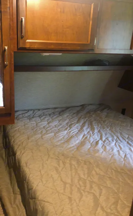 Queen Bed. Keystone Outback 2016