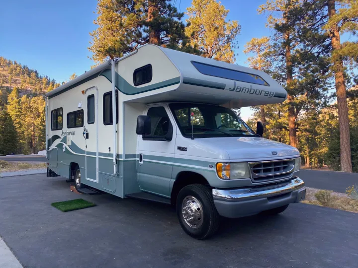 This motorhome is easy to drive and fits in most camp spots.. Fleetwood LXE 1999