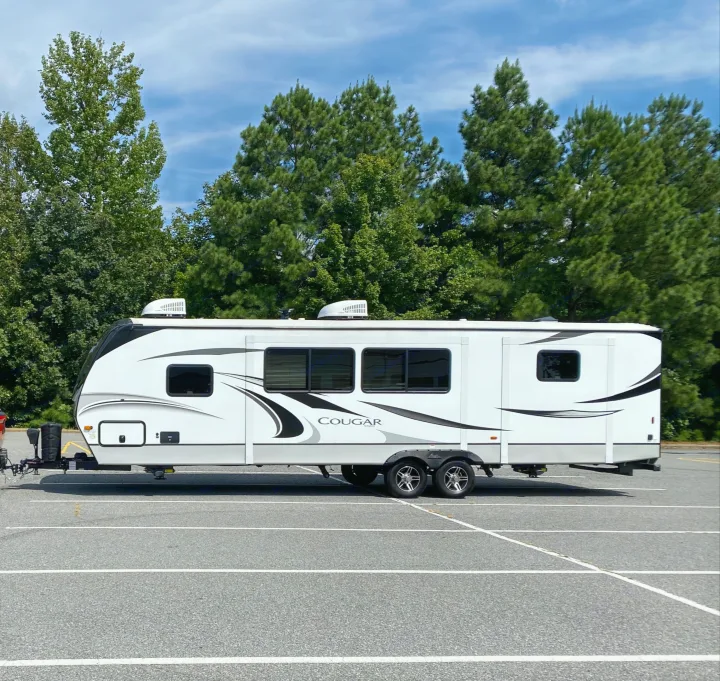 Drivers side view.. Keystone Cougar Half-Ton 2020