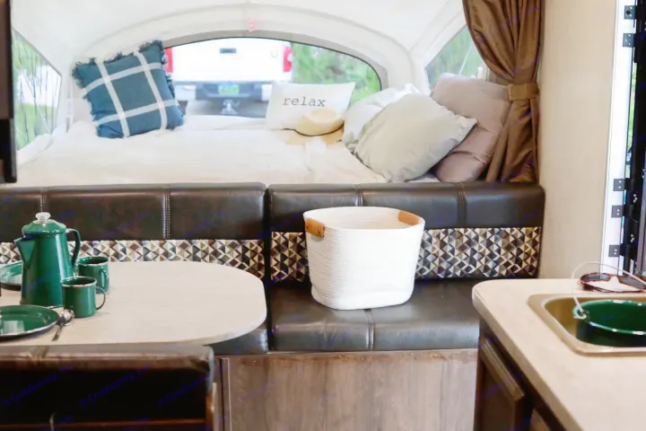 Cozy rv rental: comfy bed with 'relax' pillow, dining nook with greenware, plus a useful white storage basket.. Starcraft Other 2018