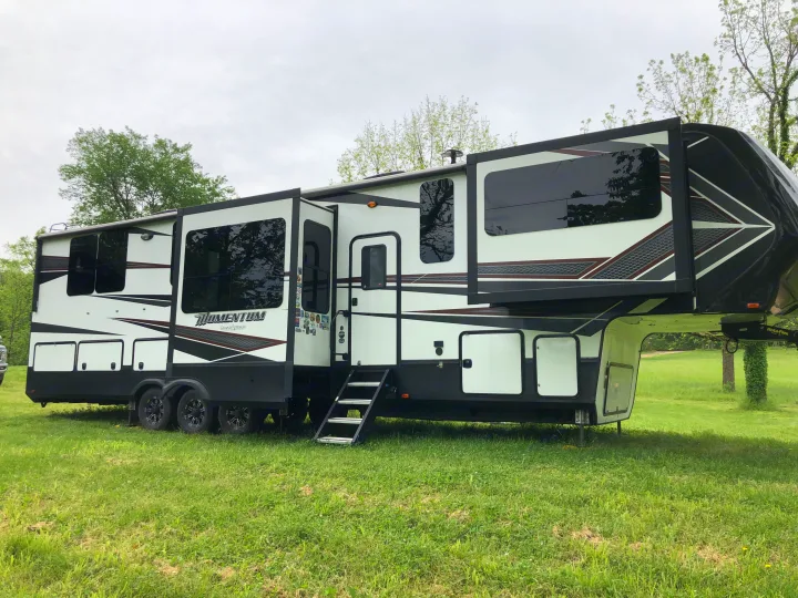 mo Mo loves to go. Grand Design Momentum 2018