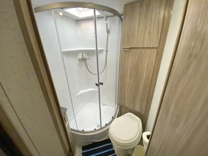 Bathroom. Winnebago Micro Minnie 2021