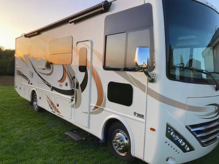Thor Coach. Thor Motor Coach Hurricane 2018