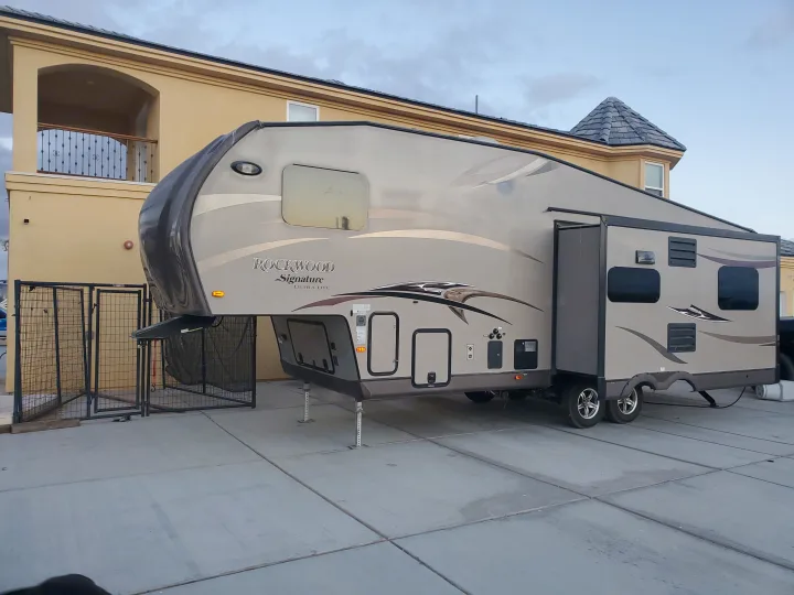 Forest River Rockwood Ultra Lite 2015