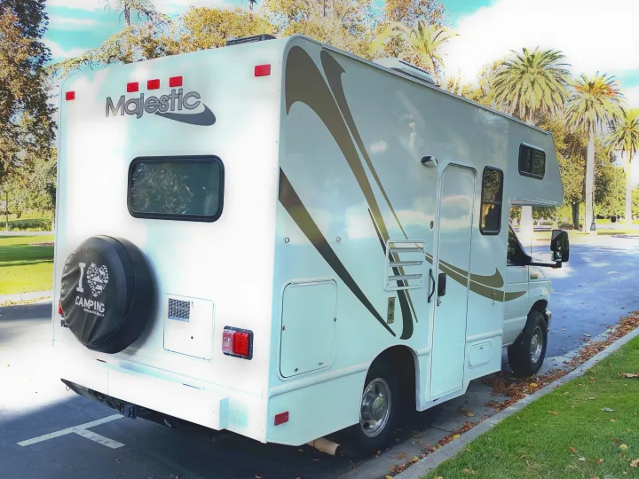 Discover outdoor freedom with this Majestic RV rental! A pristine white Class C camper is seen parked, ready for adventure.. Thor Motor Coach Four Winds Majestic 2017
