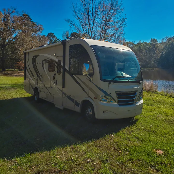 Thor Motor Coach Axis 2017