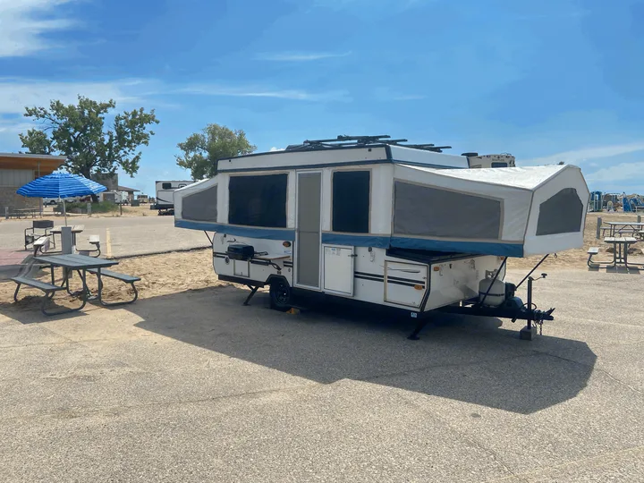 Adventure awaits. Outdoor grill. Outdoor rug. Enclosed storage.. Forest River Rockwood 2004