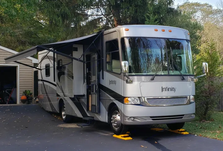 35 foot Class A Gas engine with 3 slides. Thor Motor Coach Four Winds Infinity 2005