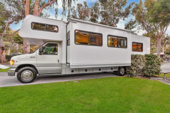 At just 32 feet this RV is just the right size to fit everyone in your family and offer more than enough space for everyone.. Fleetwood Jamboree 1999
