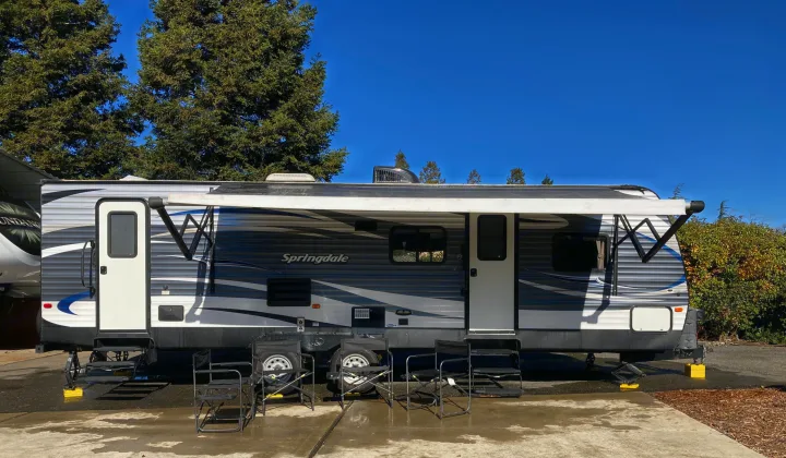 Power retractable awning. Four folding chairs included.. Keystone Springdale 2016