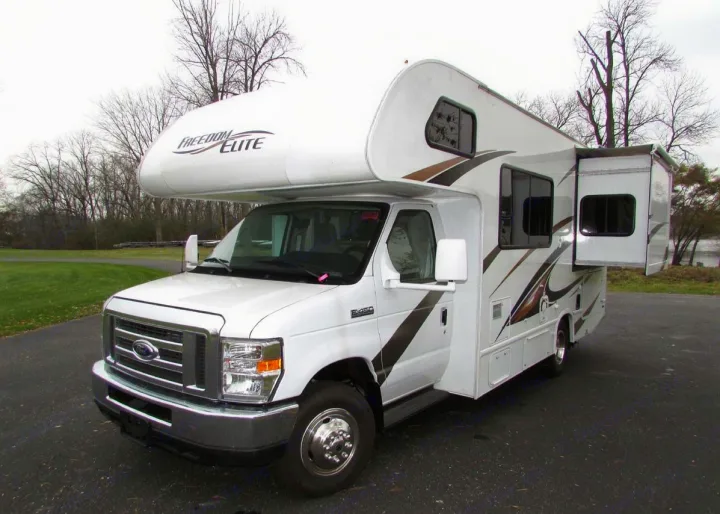 This white Freedom Elite Class C RV rental, on a Ford chassis with its side slide-out extended, is ready for adventure.. Thor Freedom Elite 2019