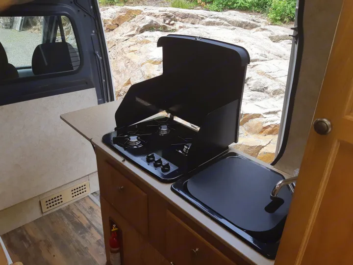 Toutes nos vans sont équipées de l’essentiel pour vous permettre de profiter de vos vacances

Coutellerie et instruments de cuisine
Poele pour cuisiner
Draps
Lits
Réfrigérateur 12v/110v
Transmission automatique
Facile à conduire
19 pieds et moins
Fans de toit (sauf les pop-top)
Hitch pour rack à vélos
Inspection et changement d’huile au 5000km
toilettes

Spécificité de Gunter le Sprinter

Chauffage auxiliaire au diesel
Douche (intérieur)
Très économique (diesel). Mercedes-Benz Sprinter 2010