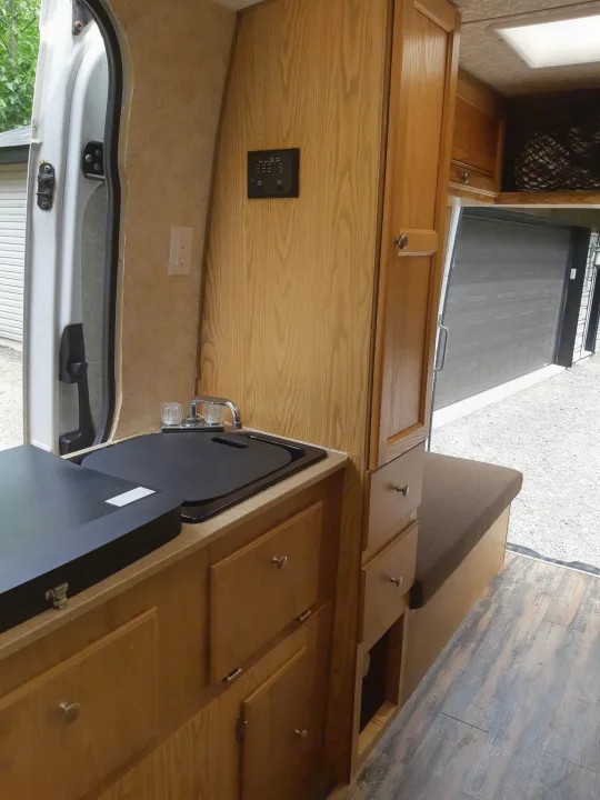 Toutes nos vans sont équipées de l’essentiel pour vous permettre de profiter de vos vacances

Coutellerie et instruments de cuisine
Poele pour cuisiner
Draps
Lits
Réfrigérateur 12v/110v
Transmission automatique
Facile à conduire
19 pieds et moins
Fans de toit (sauf les pop-top)
Hitch pour rack à vélos
Inspection et changement d’huile au 5000km
toilettes

Spécificité de Gunter le Sprinter

Chauffage auxiliaire au diesel
Douche (intérieur)
Très économique (diesel). Mercedes-Benz Sprinter 2010