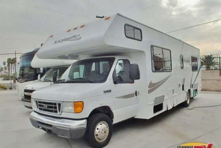 Easy to drive/ Plenty of storage. Well maintained. Other Four Winds Majestic 2006