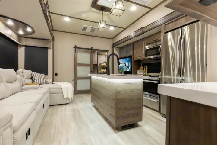 Grand Design Solitude 2021