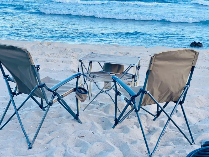 Two sets of chairs and a table for comfortable dining anywhere. Jeep Gladiator 2020
