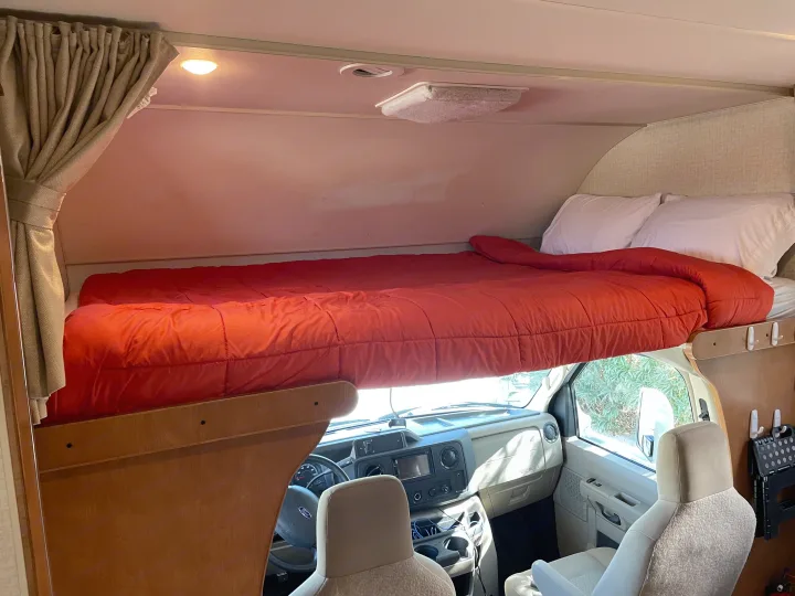 Overhead king bed. Winnebago Minnie Winnie 2017