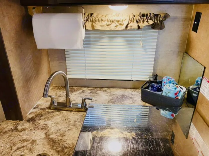 The sink and burners can be covered to create an huge food preparation station. Forest River R-Pod 2016