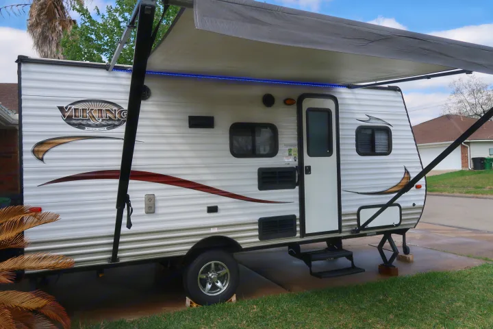 Awning w/ Led Lights and Exterior Spekers. Coachmen Viking 2014