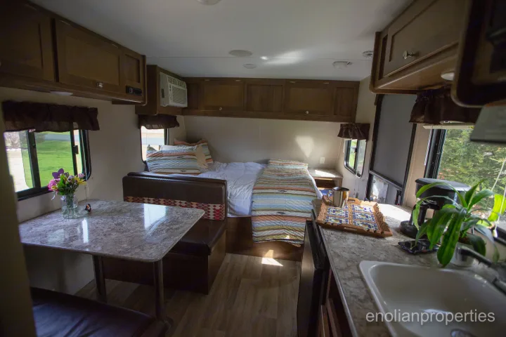Dinette also folds down into a small bed. . Dutchmen Aspen Trail 2016