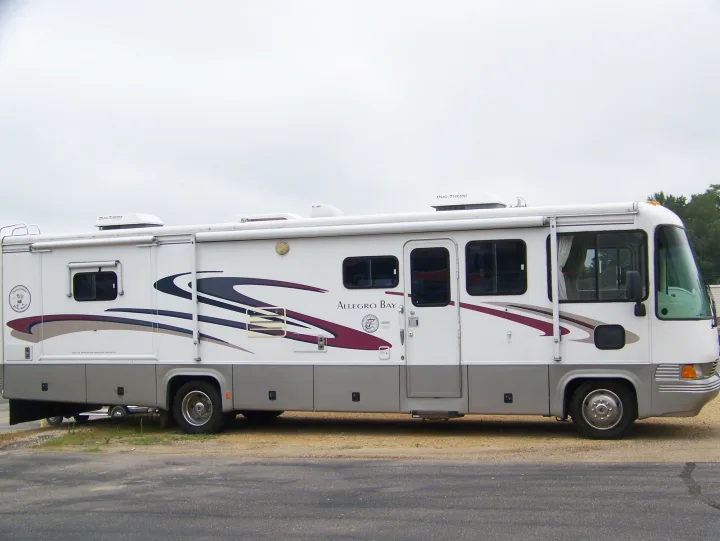 Spacious Allegro Bay motorhome, ideal for an **rv rental** adventure. This comfortable home on wheels is perfect for travel.. Tiffin Motorhomes Allegro Bay 2001