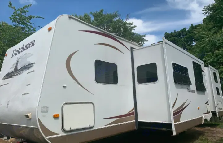 Spacious Dutchmen RV rental with extended slide-outs, ideal for outdoor adventures and comfortable camping.. Dutchmen Dutchmen 2009