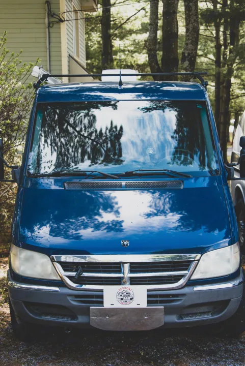 Toutes nos vans sont équipées de l’essentiel pour vous permettre de profiter de vos vacances

Coutellerie et instruments de cuisine
Poele pour cuisiner
Draps
Lits
Réfrigérateur 12v/110v
Transmission automatique
Facile à conduire
19 pieds et moins
Fans de toit (sauf les pop-top)
Hitch pour rack à vélos
Inspection et changement d’huile au 5000km
toilettes

Spécificité de Peter le Sprinter

2 places assises
Chauffage auxiliaire au diesel
Douche extérieur 
Panneaux solaires
Évier avec pompe à eau
Isolation complète 
Finition en merisier russe
Plusieurs entrées 12v et 120v pour vos appareils électriques 
. Dodge Sprinter Van 2005