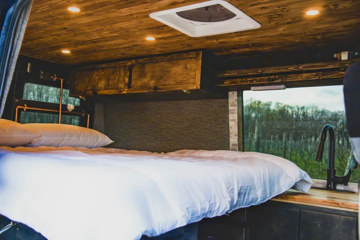 Toutes nos vans sont équipées de l’essentiel pour vous permettre de profiter de vos vacances

Coutellerie et instruments de cuisine
Poele pour cuisiner
Draps
Lits
Réfrigérateur 12v/110v
Transmission automatique
Facile à conduire
19 pieds et moins
Fans de toit (sauf les pop-top)
Hitch pour rack à vélos
Inspection et changement d’huile au 5000km
toilettes

Spécificité de Peter le Sprinter

2 places assises
Chauffage auxiliaire au diesel
Douche extérieur 
Panneaux solaires
Évier avec pompe à eau
Isolation complète 
Finition en merisier russe
Plusieurs entrées 12v et 120v pour vos appareils électriques . Dodge Sprinter Van 2005