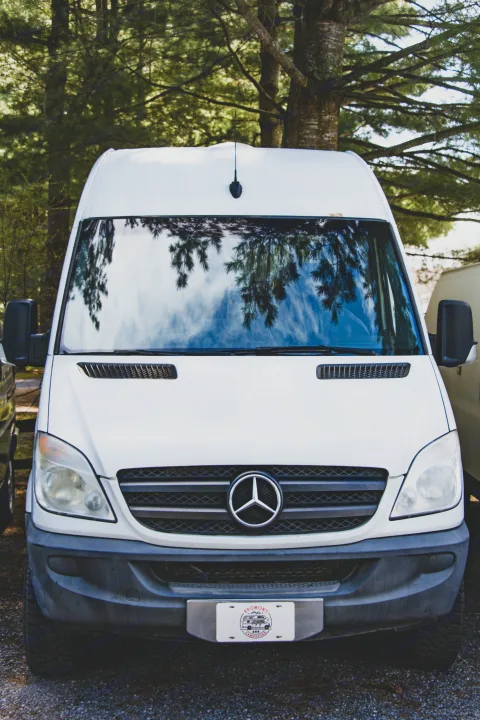 Toutes nos vans sont équipées de l’essentiel pour vous permettre de profiter de vos vacances

Coutellerie et instruments de cuisine
Poele pour cuisiner
Draps
Lits
Réfrigérateur 12v/110v
Transmission automatique
Facile à conduire
19 pieds et moins
Fans de toit (sauf les pop-top)
Hitch pour rack à vélos
Inspection et changement d’huile au 5000km
toilettes

Spécificité de Gunter le Sprinter

Chauffage auxiliaire au diesel
Douche (intérieur)
Très économique (diesel). Mercedes-Benz Sprinter 2010