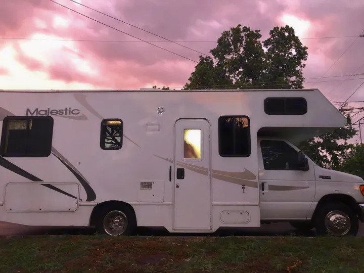 The Majestic is the perfect motor home size, not too big,  so it’s easily maneuverable in campgrounds and on the highway, but not too small. . Thor Motor Coach Four Winds 2005