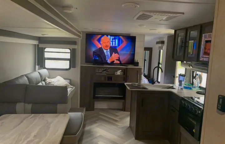55" 4K UHD Smart TV, DVD/BlueRay player, radio with interior and exterior speakers, VersaLounge/ w couch and dinette converting to sleep 4. Fireplace!. Forest River Salem Cruise Lite 2021