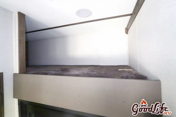 Cozy RV rental bunk bed with a soft mattress and ceiling light, perfect for extra sleeping space on your trip.. Alliance RV Valor 40V13 2021