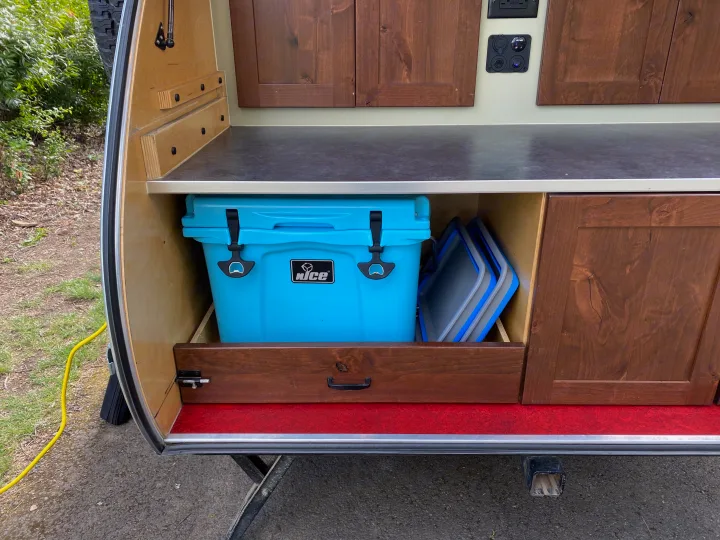 Included with your rental is a nice cooler and two pop up sinks.. Aero Steel HC 2018
