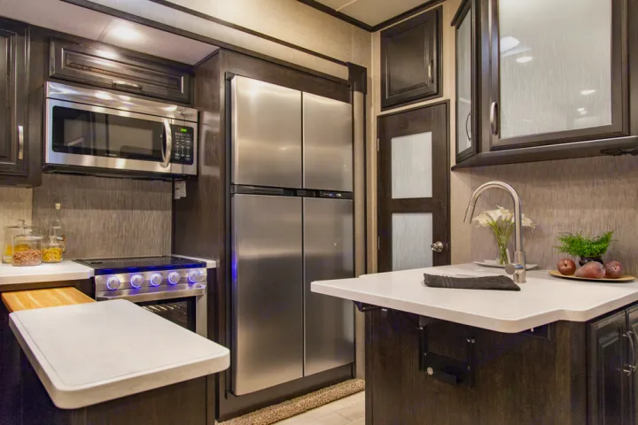 Full Kitchen. Grand Design Momentum 2018