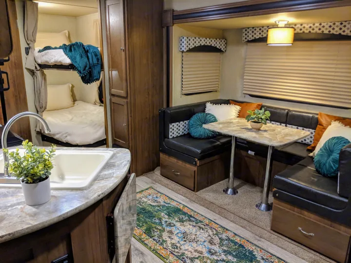 Living Area. Gulf Stream Geo Shooter 25BHS 2019