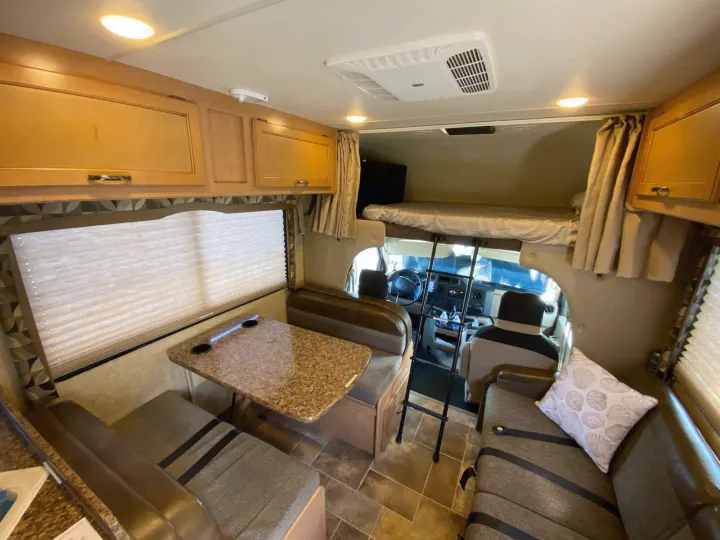 Thor Motor Coach Chateau 2017