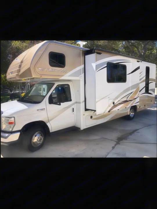 Modern Fleetwood Class C RV for your next rv rental adventure. White motorhome with extended slide-out.. Fleetwood Jamboree Sport 2014