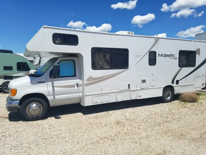 Ford Majestic 2005