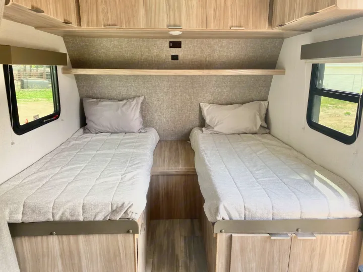 Option of having 2 twin size beds.. Winnebago Micro Minnie 2021