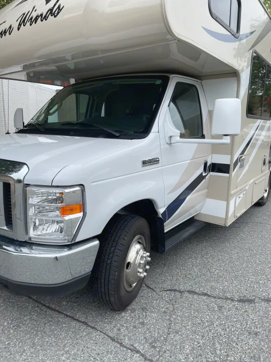 Explore with this Four Winds RV rental. White and tan motorhome on a Ford E350 Super Duty chassis, ready for your journey.. Thor Four Winds 2018