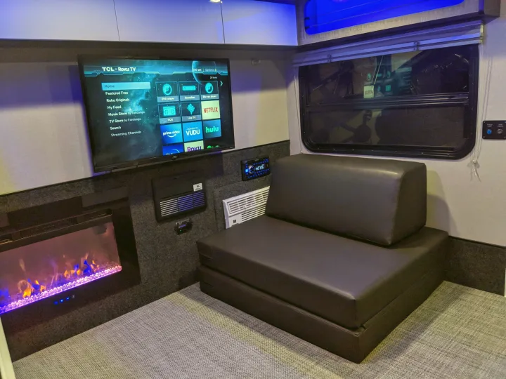 This RV rental offers comfort with a smart TV (Roku, Netflix), electric fireplace, and convertible sofa for an ideal travel experience.. InTech RV InTech RV Trailer 2021