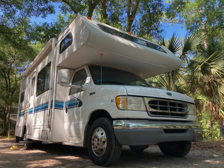 front exterior. Thor Motor Coach Chateau 1998