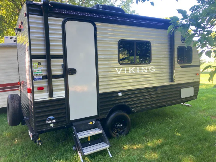 Viking 16 FB SAGA RV rental shown with steps, awning, and Leash Link feature for your next trip.. Other 1906st Saga 2021