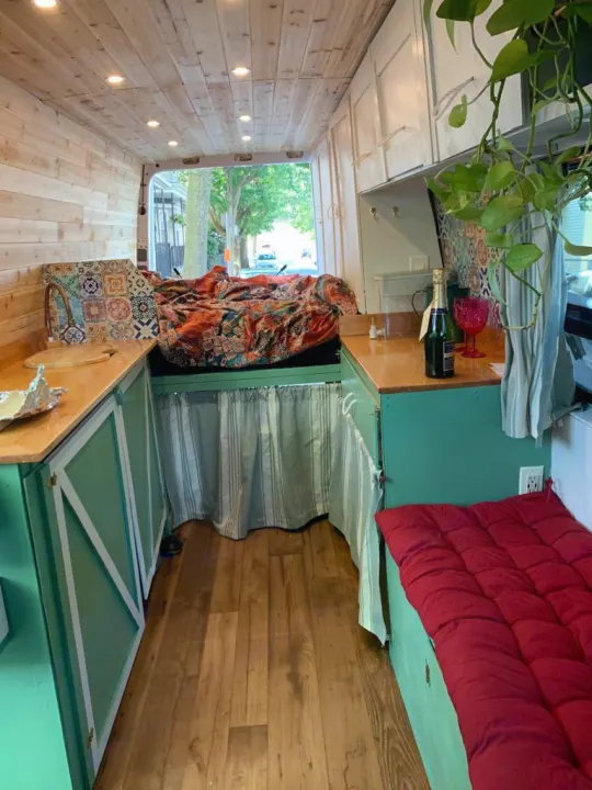 The bed has a full-size mattress, and all the bedding is included. The mattress is a 4 inch . Mercedes-Benz Sprinter 2013