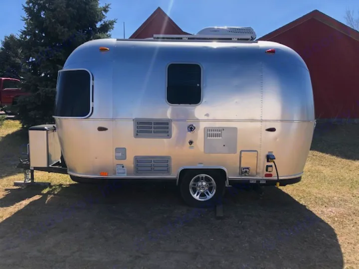 Silver Airstream travel trailer, ready for your RV rental adventure. Ideal for stylish road trips & camping.. Airstream Sport 2018