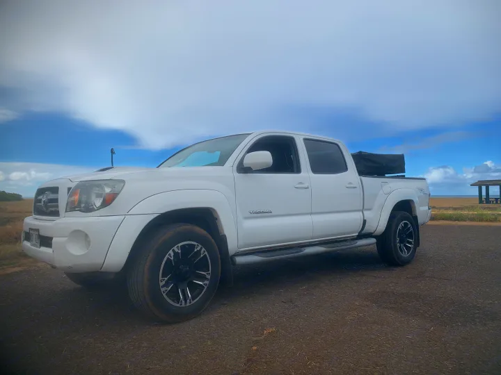 White Toyota Tacoma pickup, great for RV rental coastal adventures and camping by the beach.. Toyota Tacoma 2009