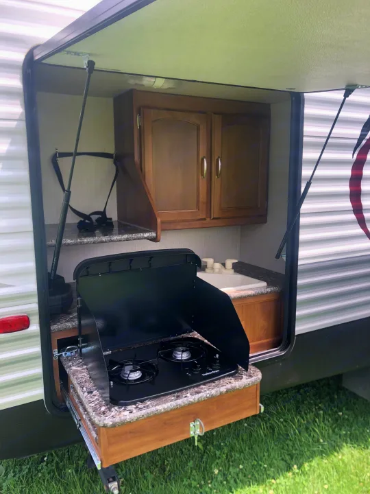 Outdoor kitchen (The refrigerator will be replaced by 7/15/21) we just used it while our home refrigerator was being replaced. . Keystone Summerland 2016