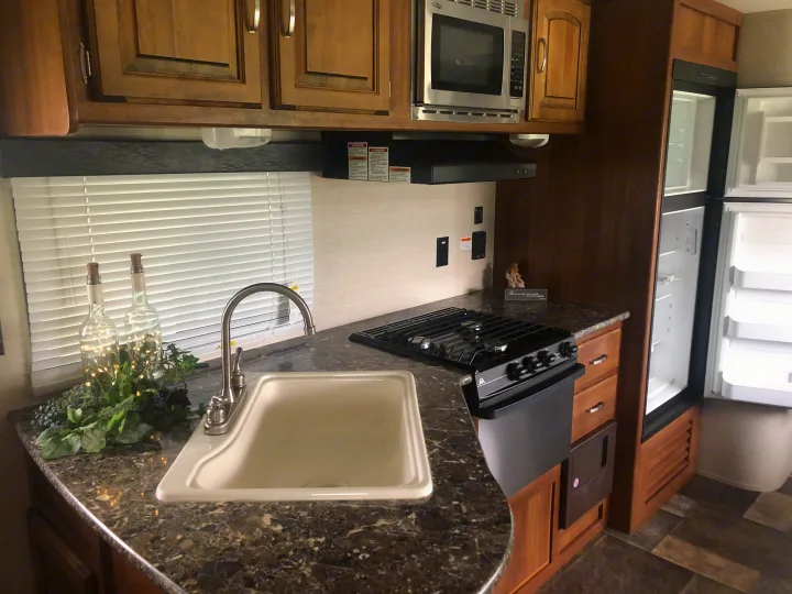 Kitchen: Gas/electric refrigerator . Keystone Summerland 2016