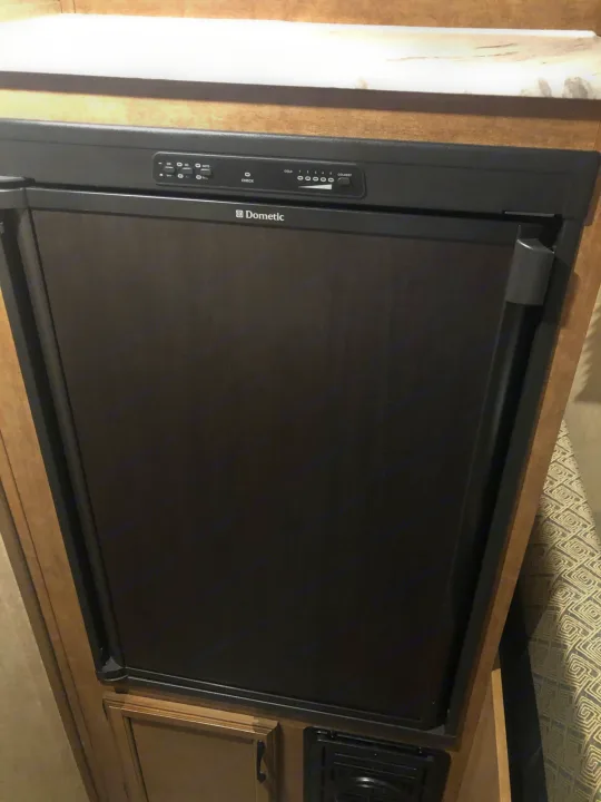 A Dometic RV refrigerator with top controls, ready for your rv rental adventure. Keeps food cold on the go!. Starcraft Launch 2018